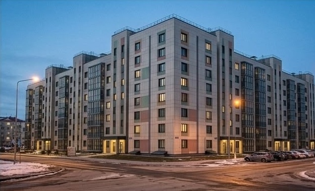 Фасад жилого дома с яркими акцентами