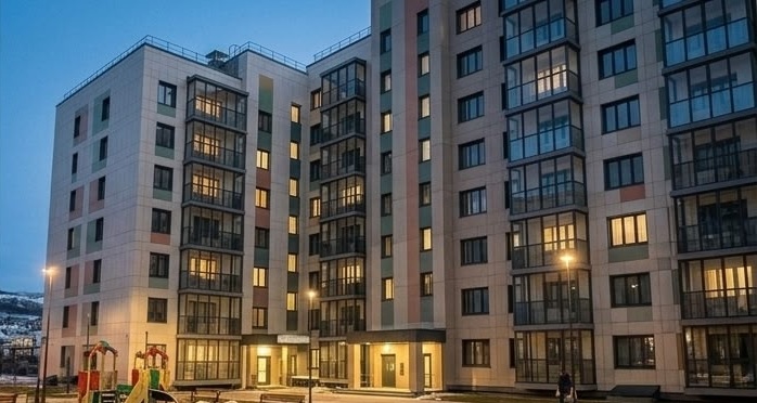 Благоустроенный двор с детской площадкой