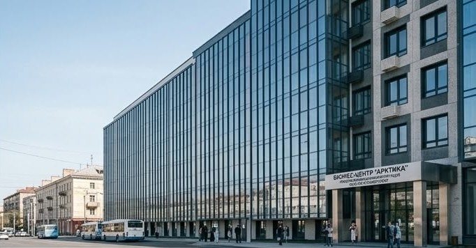Офисное здание в городской среде с людьми и транспортом